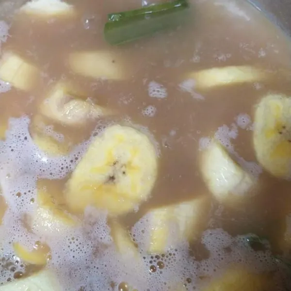 Tambahkan pisang masak hingga matang , koreksi rasa siap disajikan .
