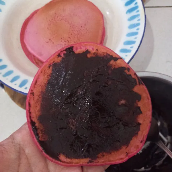 Oleskan cokelat ke permukaan pancake ratakan.
