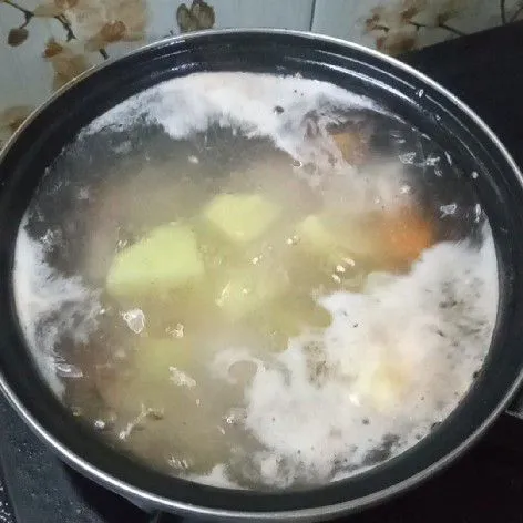 Tambahkan kentan dan masak sampai semuanya empuk. Beri garam, kaldu bubuk dan lada.
