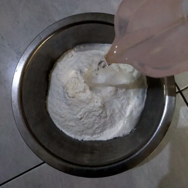 Campur whip cream dengan air dingin.