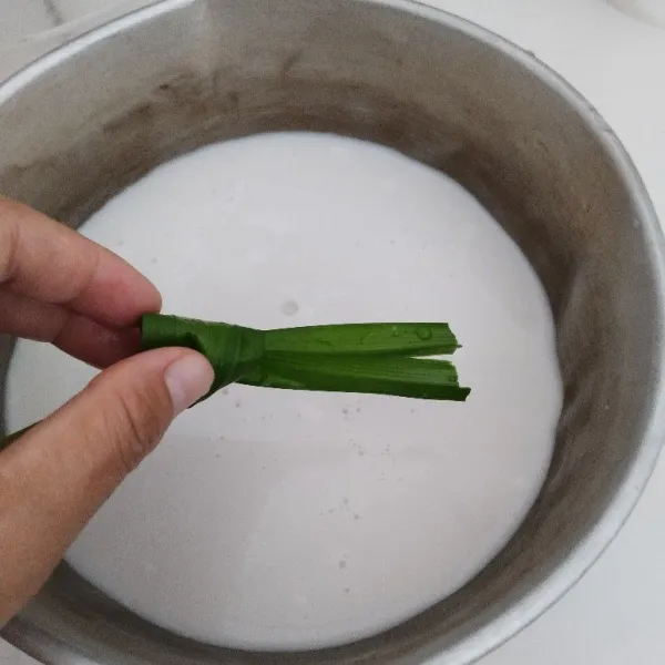 Masukkan semua bahan puding santan kedalam panci dan aduk rata.