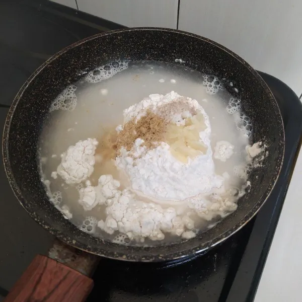 Dalam keadaan kompor belum menyala, masukan tepung terigu, air, bawang putih dan seasoning dengan garam, lada putih serta kaldu bubuk.