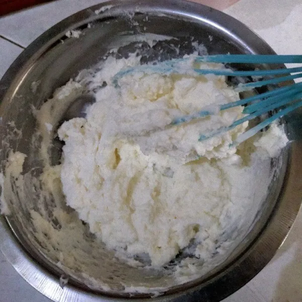 Aduk rata dengan whisk hingga kaku.