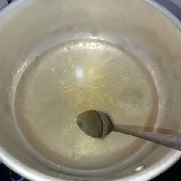Rebus bahan sirup gula hingga air tersisa setengah.