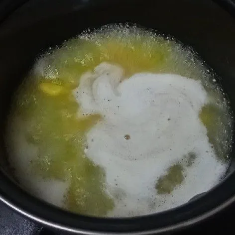 Rebus air, margarin dan gula pasir sampai benar-benar mendidih.