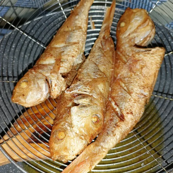 Kemudian goreng ikan sampai matang, angkat dan tiriskan.