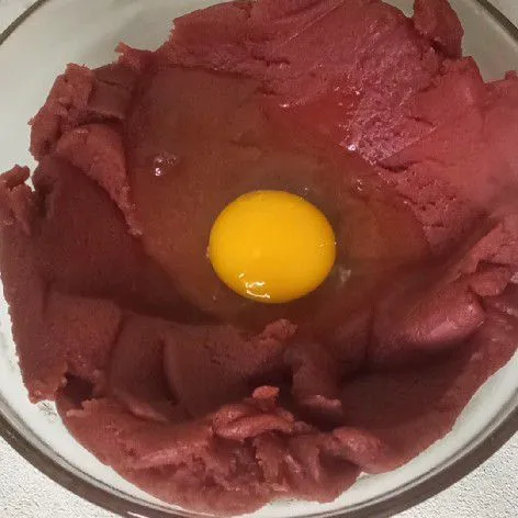 Pindahkan adonan ke dalam mangkuk dan tunggu sampai tidak panas lagi. Masukan telur satu persatu sambil diaduk hingga rata.