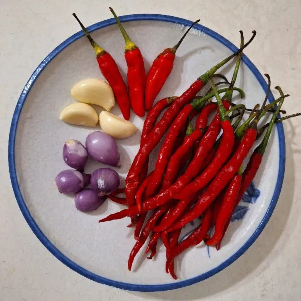 Bendera halus cabai keriting, cabai setan, bawang putih, dan bawang merah.