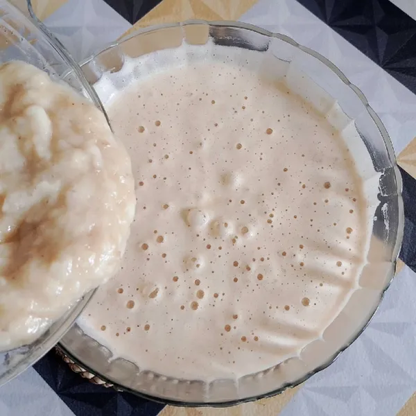 Campurkan bubur pisang dan minyak. Aduk perlahan.