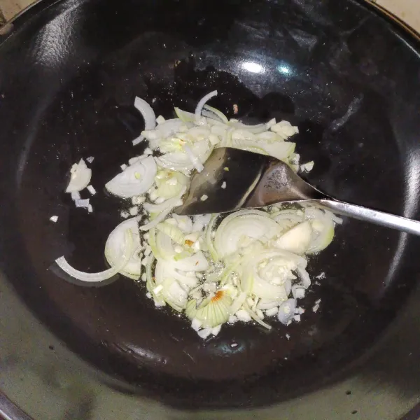 Panaskan margarin, lalu tumis bawang putih dan bawang bombay sampai matang.