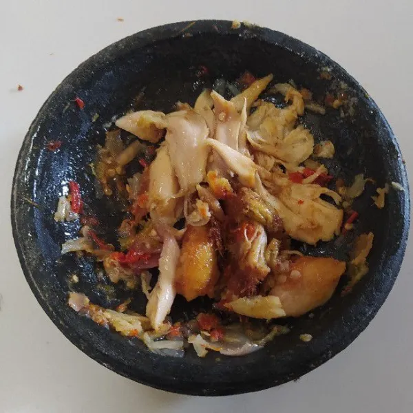 Buang tulang ayam, ratakan ayam dengan sambal.