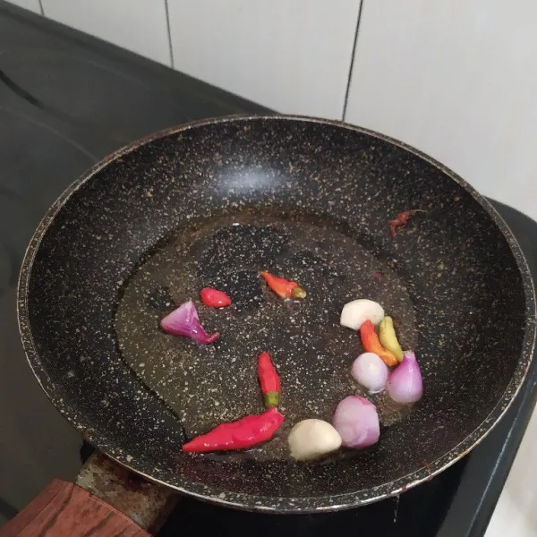 Goreng cabe, bawang merah dan bawang putih.