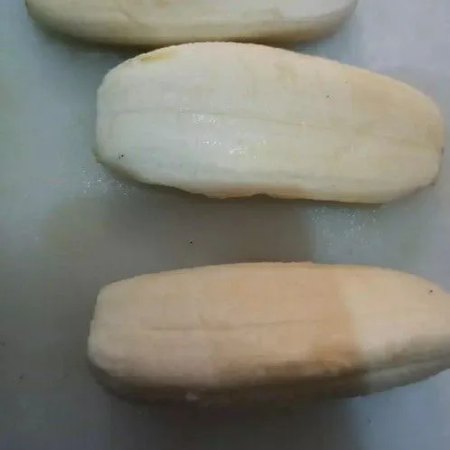 Kupas pisang, bagi jadi bagian sama panjang