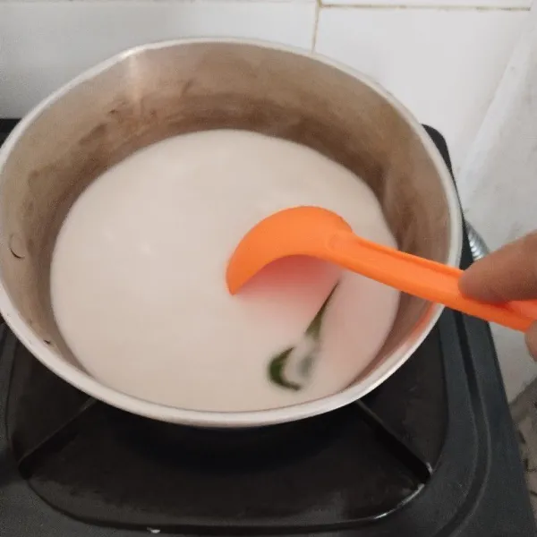 Masak sampai benar-benar mendidih kemudian matikan kompor dan aduk hingga uap panas berkurang.