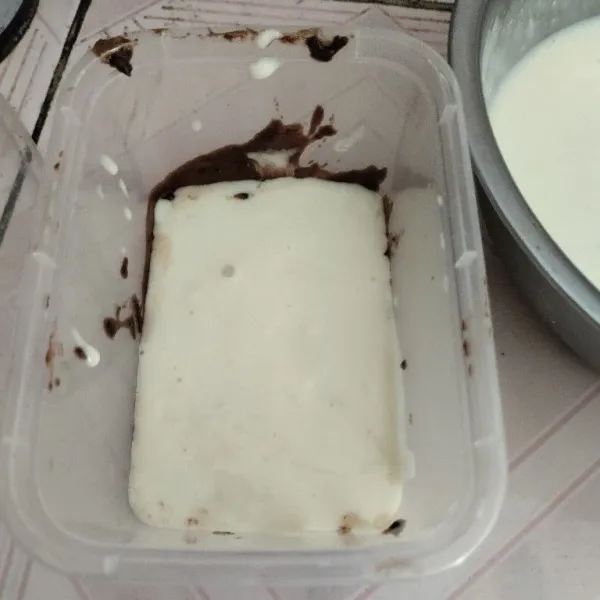 Tuang cream cheese, taruh biskuit lagi diatasnya. Lakukan sampai box penuh. Bila masih longgar pinhgirnya bisa juga dimasukan biskuit.