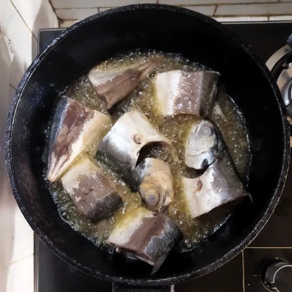 Panaskan minyak, goreng kering ikan yang sudah dimarinasi. Angkat dan tiriskan.
