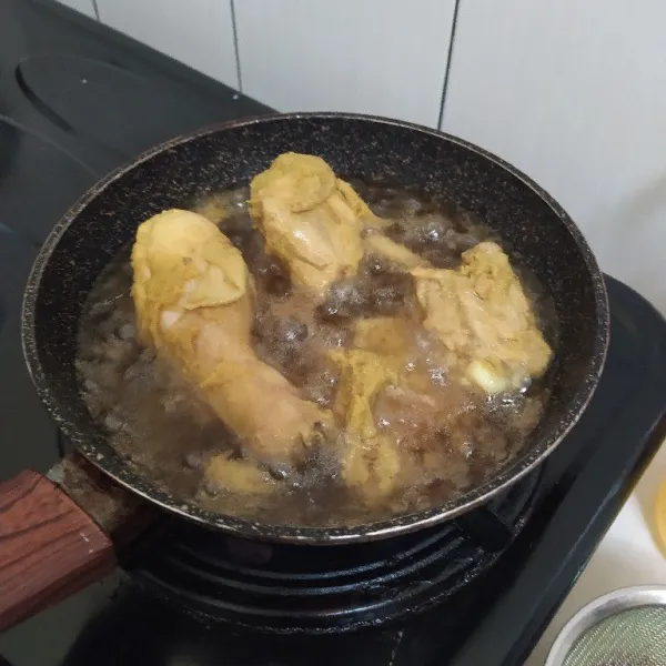 Goreng ayam hingga matang, angkat lalu tiriskan.