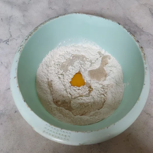 Di baskom masukkan tepung terigu, krimer bubuk nabati. Aduk rata lalu masukkan telur dan air campuran ragi. Aduk rata.