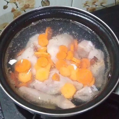Masukan wortel, rebus beberapa saat.