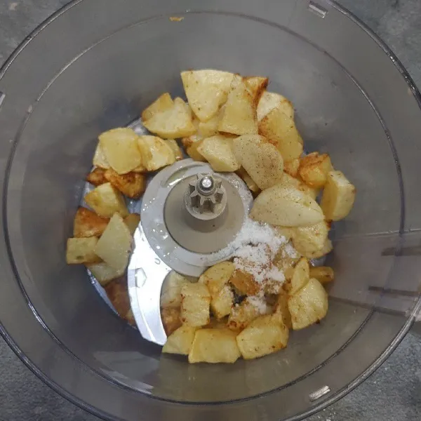 Masukan kentang ke dalam food processor, tambahkan garam, gula, lada dan penyedap rasa. Lalu haluskan.