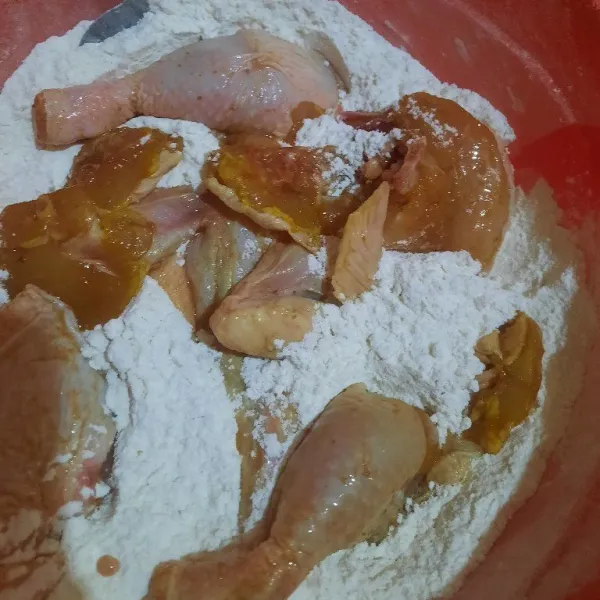 Setelah itu masukkan ayam kedalam tepung kering aduk aduk hingga ayam terselimuti tepung.