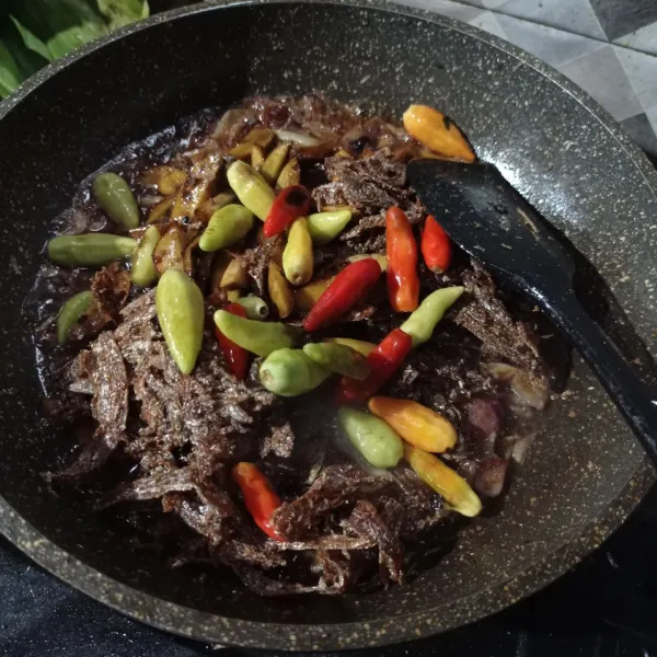 Masukan ikan asin dan cabe aduk rata, masak sampai bumbu meresap.