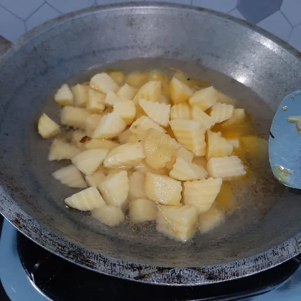 Tambahkan air lalu masukkan kentang