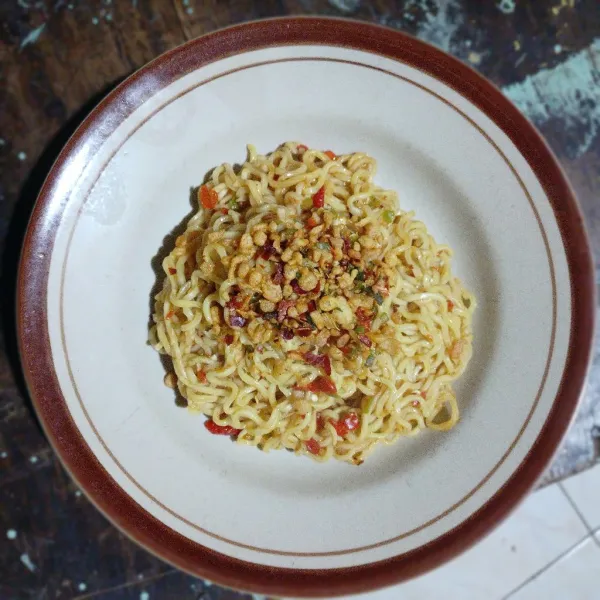 Tambahkan bawang goreng dan mie spicy siap disajikan.