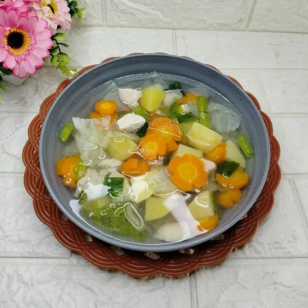 Tuang sayur kedalam mangkuk dan sajikan hangat.