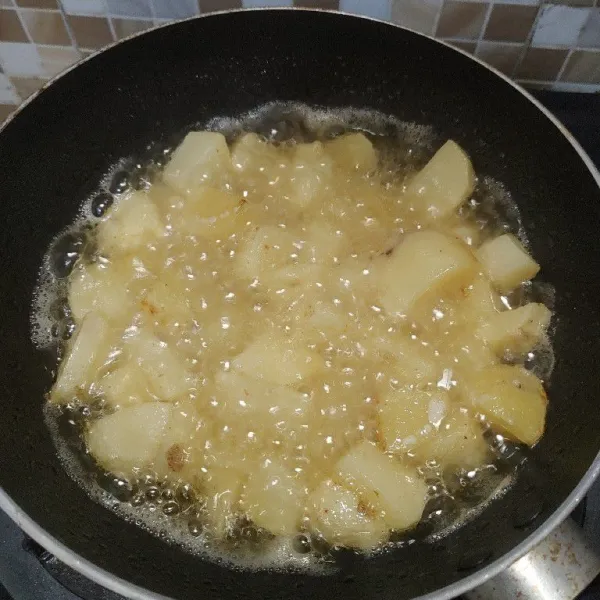 Kupas kentang cuci bersih, potong kecil-kecil lalu goreng sampai matang.