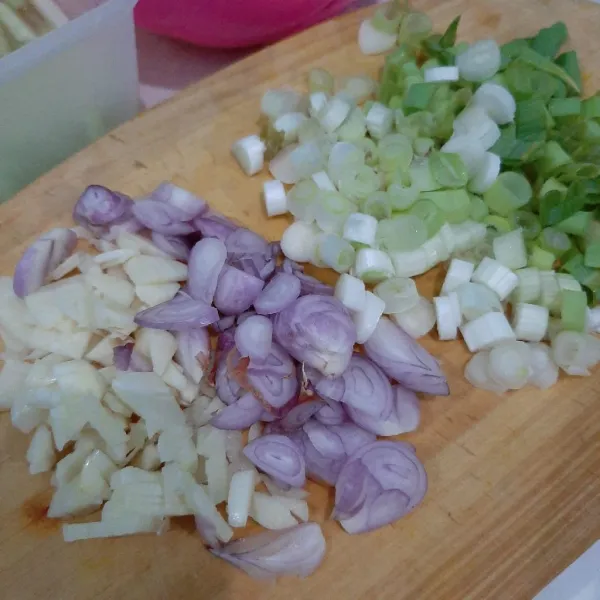 Siapkan irisan bawang merah, bawang putih dan daun bawang