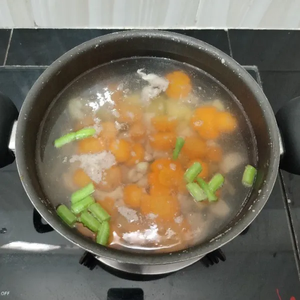 Setelah itu masukkan wortel dan buncis. Masak sebentar.