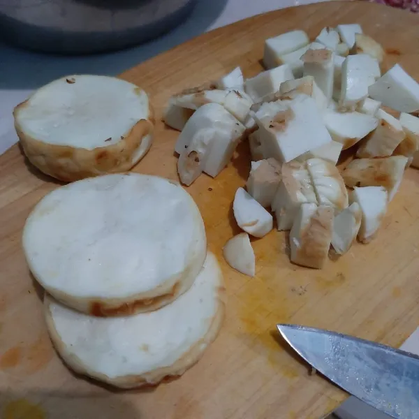 Potong kecil-kecil tofu.