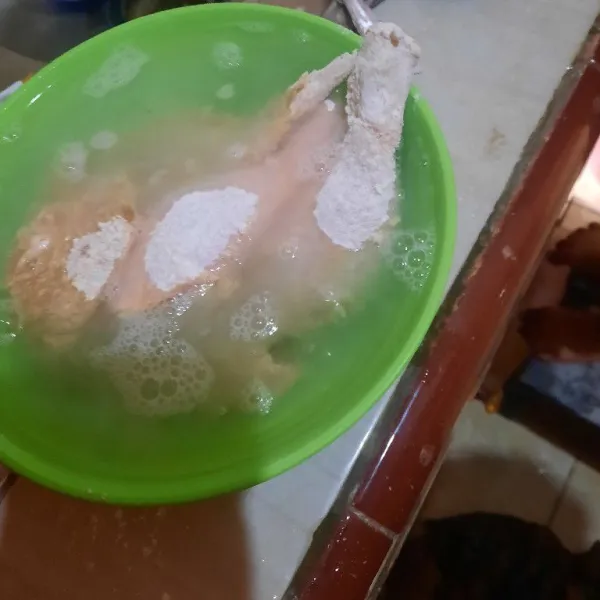 Lalu angkat ayam dari tepung kering lalu celup kedalam air biasa.
