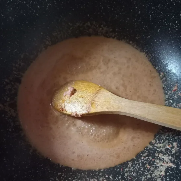 Masukan kacang yang sudah dihaluskan, tambahkan air dan sisa bumbu. Masak hingga mengental. Dan siap dihidangkan dengan batagor.