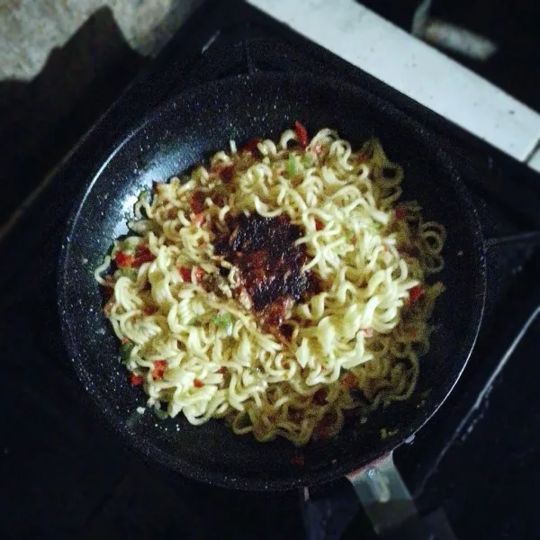 Masukkan bumbu mie instant.