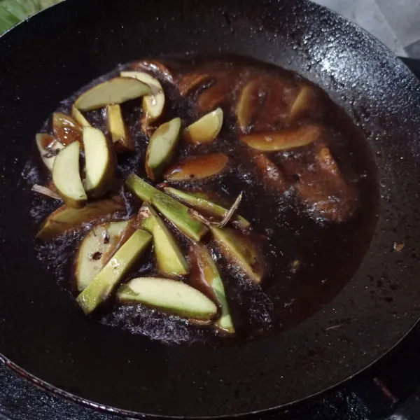 Potong jengkol kecil-kecil, kemudian goreng sampai empuk, tiriskan.