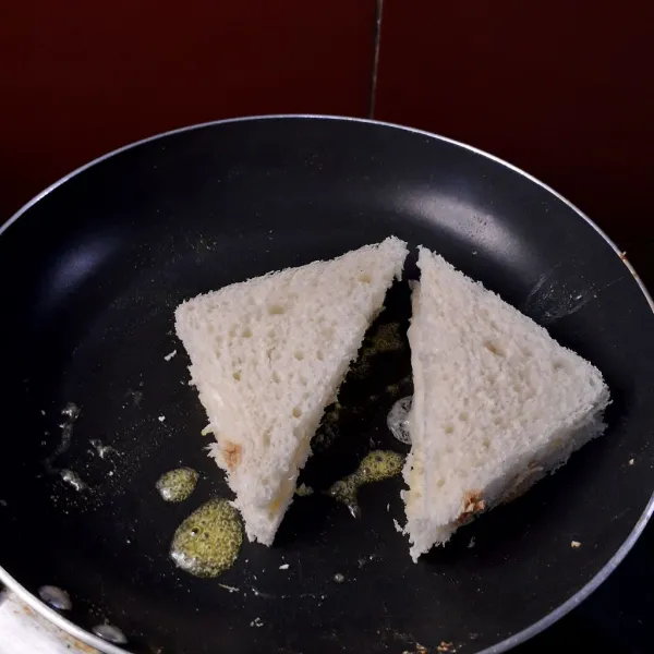 Panggang roti di atas teflon, jika sudah kecoklatan balik roti. Angkat dan sajikan.