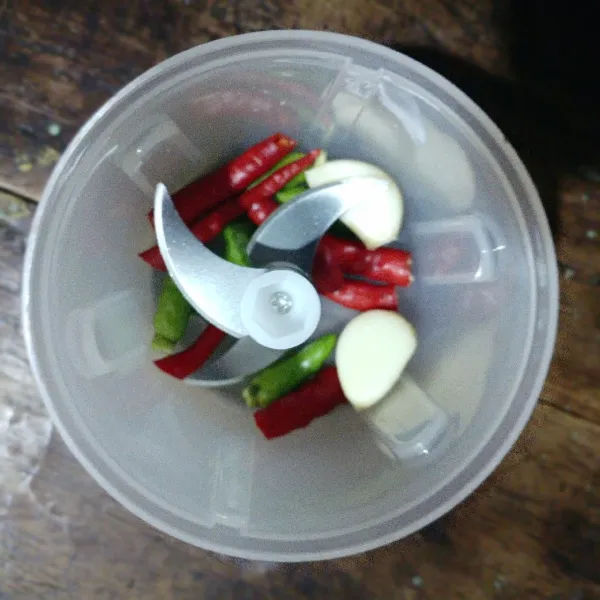 Haluskan cabe rawit, cabe keriting dan bawang putih.