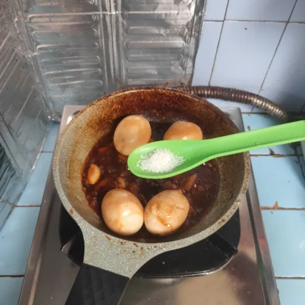 Tambahkan garam dan gula pasir, aduk kembali hingga tercampur rata. Koreksi rasanya.