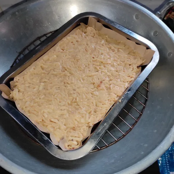 Siapkan loyang. Apasi dengan kertas roti (tidak boleh di skip) lalu tuang adonan dan kukus selama 15 menit.