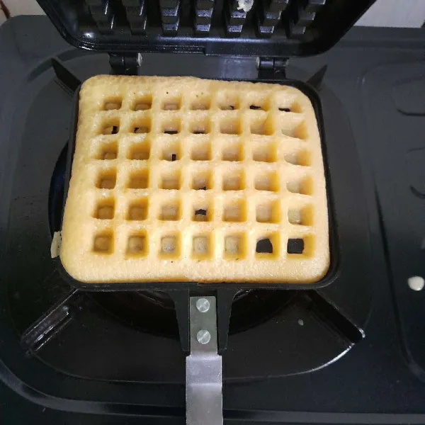 Balik cetakan waffle dan masak lagi hingga bagian bawahnya matang sempurna, lalu sajikan.
