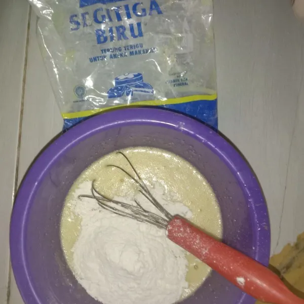 Tambahkan tepung terigu, lalu aduk.