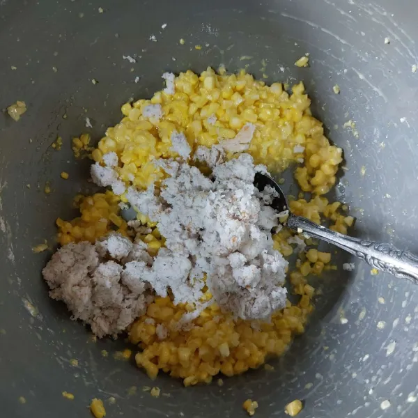 Tambahkan kelapa parut, aduk rata.