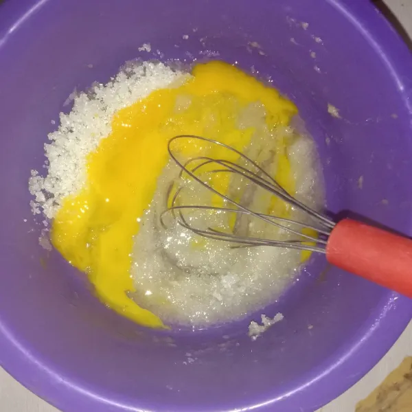 Kocok telur bersamaan dengan gula, garam dan vanili bubuk.