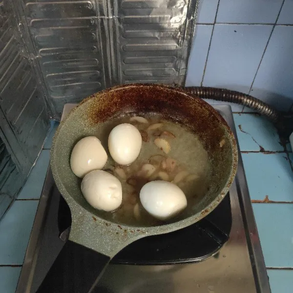 Tuang air, masak hingga mendidih, lalu masukkan telur rebus.