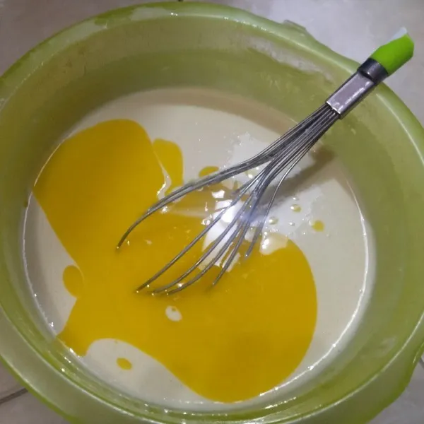 Berikan baking soda lalu margarin cair, kocok sampai halus.