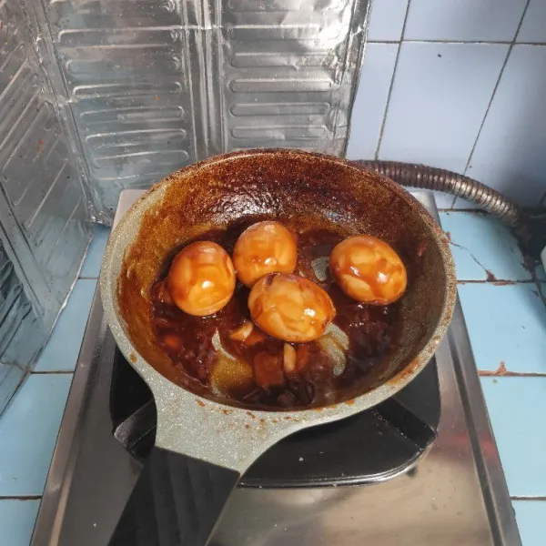 Masak hingga saus menyusut dan bumbu meresap.