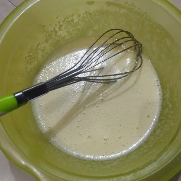 Kocok telur dan gula pasir menggunakan whisk, sampai berwarna putih, sedikit mengembang. Harusnya lebih putih lagi ya kocoknya. Bisa pakai mixer juga.