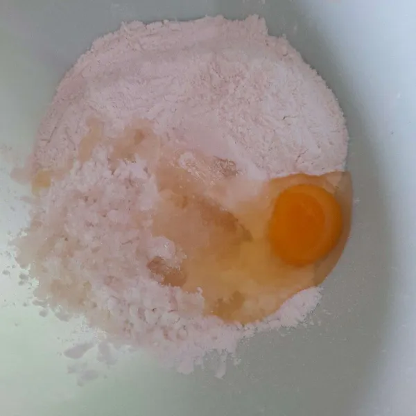 Tuang tepung terigu, maizena, gula pasir, baking powder dan telur ke dalam baskom, aduk rata.